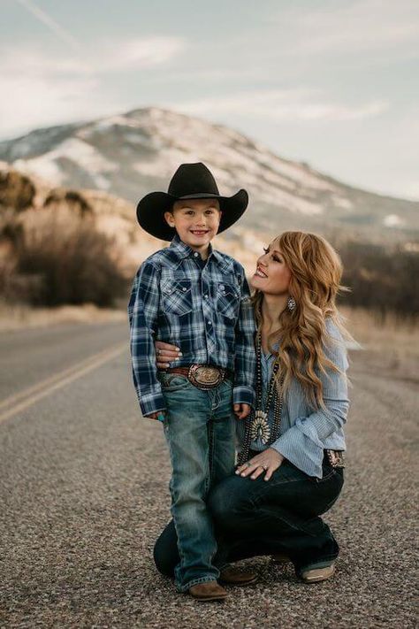 Cowboy Family Pictures, Western Family Photos, Country Family Photos, Family Picture Outfit Ideas, Western Family, Mother Son Photos, Picture Outfit Ideas, Wedding Kids Outfit, Moms Photography