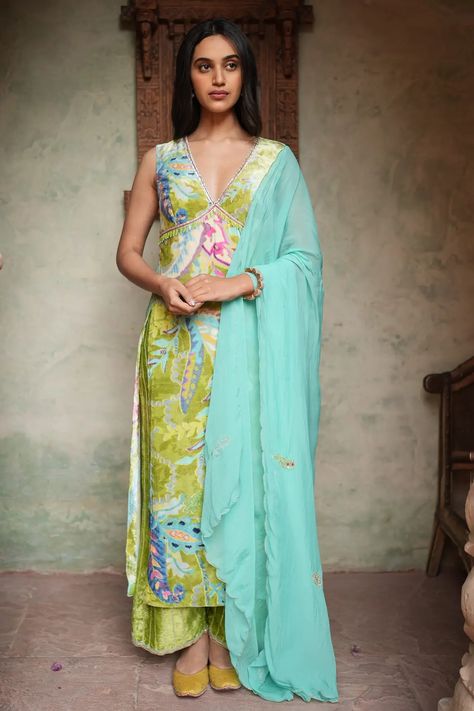 Linen Kurta Designs For Women, Green Suits Women Indian, Kurta Sets For Women, Sleeveless Kurta, Kurta Patterns, Kurta Set For Women, Indian Designer Suits, Casual Indian Fashion, Long Kurti Designs