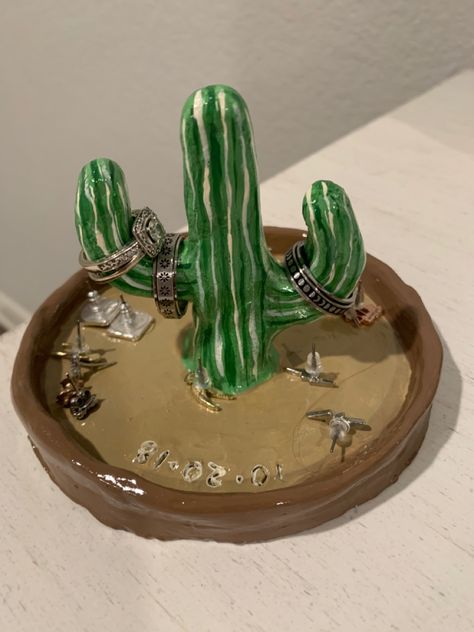 Jewelry Holder With Clay, Things Made With Air Dry Clay, Air Dry Clay Sculpture Ideas Cute, Jewelry Holder Clay Diy, Clay Art Projects Jewelry Holder, Jewelry Holder Made Out Of Clay, Cactus Air Dry Clay, Aesthetic Sculpture Diy, Clay Crafts Air Dry Jewelry