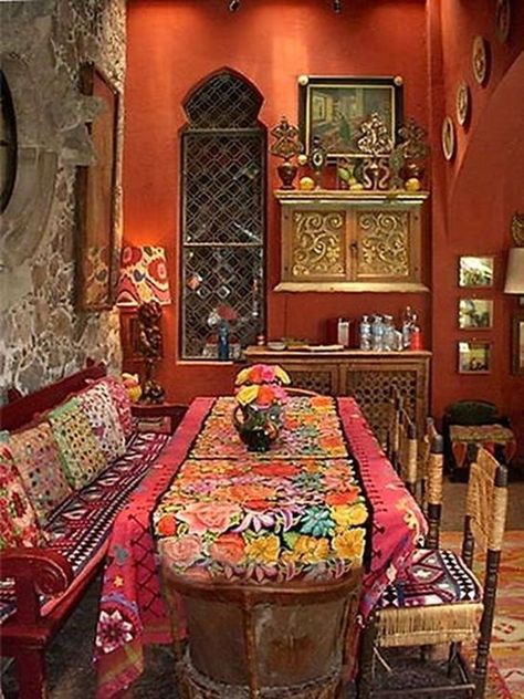 Dreaming about your new bohemian dining room? No matter how big or small your space is, you can add some bohemian touches to any dining room. #bohemian #diningroom #modernbohemian Moroccan Dining Room, Bohemian Dining Room Decor, Dekorasi Bohemia, Design Marocain, Gold Room, Bohemian Dining Room, Boho Dining Room, Mexican Home, Casa Vintage