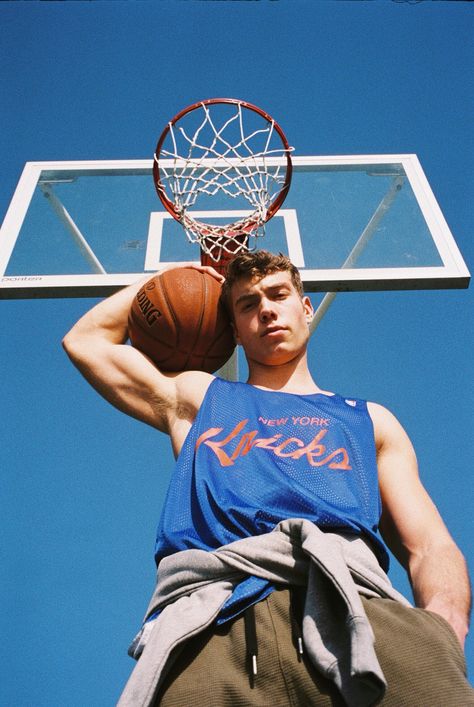 Basketball Court Photoshoot, Photo Basket, Basketball Pictures Poses, Derek Chadwick, Sports Photoshoot, Basketball Senior Pictures, Foto Sport, Sport Portraits, Basketball Photos