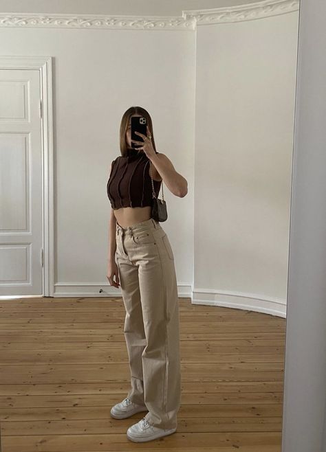 Rainy Day Outfits, White Top Brown Pants, Brown T Shirt Outfit, Light Brown Pants Outfit, Cream Pants Outfit, Outfits Beige, Brown Pants Outfit, Rainy Day Outfit For Work, Outfits Con Camisa
