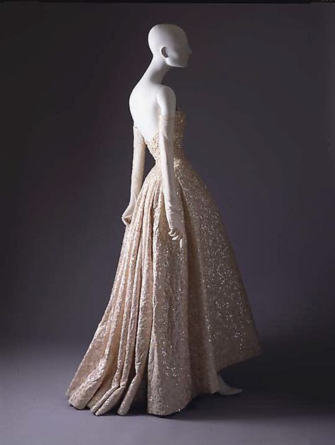 A ball gown from the Metropolitan Museum of Art's collection, created by Christian Dior for the House of Dior in 1953/1954 out of silk, sequins, stones, and simulated pearls Dior Ball Gown, House Of Dior, Dior Vintage, Vintage Dior, Vintage Gowns, Vintage Couture, Dior Couture, Mode Vintage, Gorgeous Gowns
