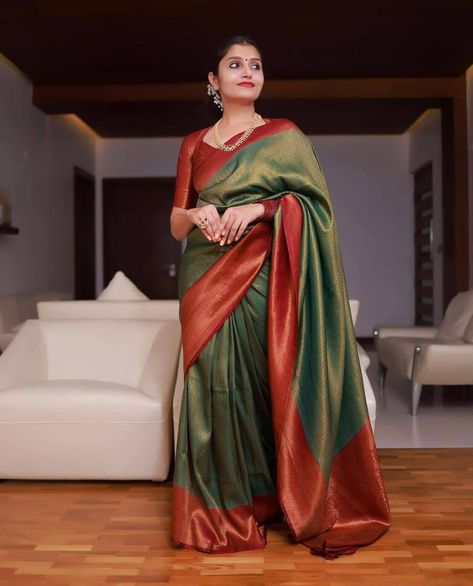 Silk Saree Red, Green Silk Saree, Saree Red, Indian Dresses For Women, Bridesmaid Saree, Traditional Indian Dress, Wedding Saree Indian, Bollywood Style, Silk Saree Blouse