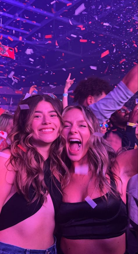 Friends At Concert Aesthetic, Concert Photo Inspiration, Concert Instagram Post Ideas, Best Friends Concert Aesthetic, Bff Concert Pictures, Concert Best Friend Pictures, Friends Concert Aesthetic, Pictures To Take At Concerts, Poses For Pictures Instagram Concert