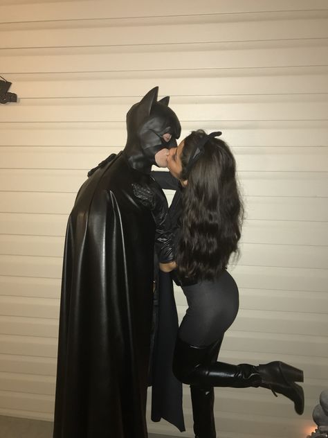 Catwoman Halloween Costume, Disfarces Halloween, Batman Halloween Costume, Cute Couples Costumes, Halloween Parejas, Kostum Halloween, Kostuum Halloween, Matching Halloween Costumes, Pretty Halloween Costumes