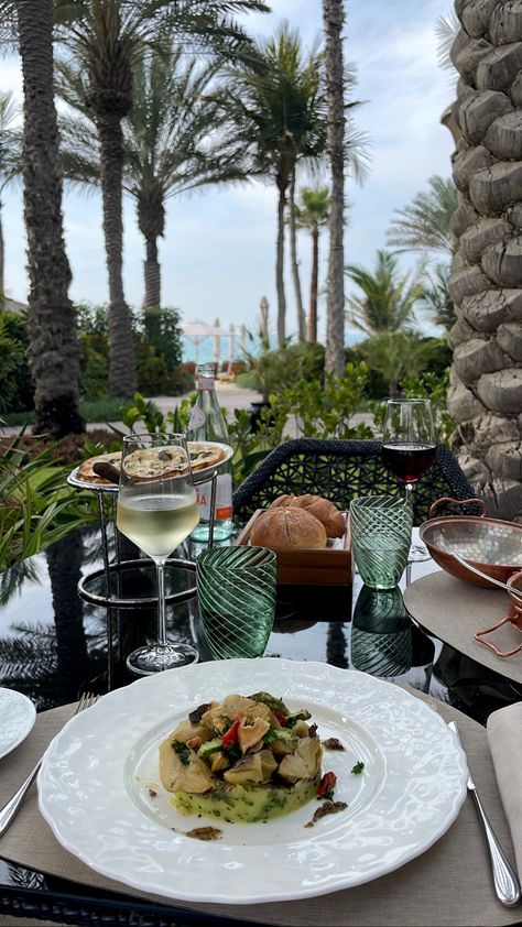 Dubai Daytime, Luxury Life Aesthetic, Rental Home Decor, Dream Life Goals, Dubai Beach, Restaurant Pictures, Dubai Lifestyle, Vacation Mood, Luxury Lifestyle Dreams