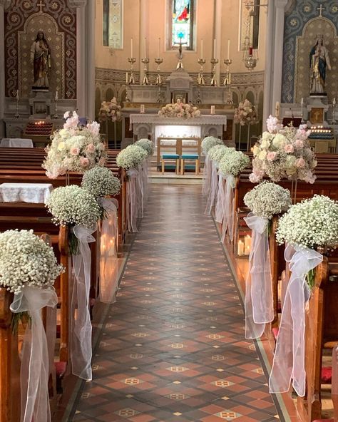 Floral Decor For Wedding, Church Bench Decor Wedding, Church Quinceanera Decorations, Wedding In Church Decorations, Wedding Alter Ideas Church Altars, Bride Without Bouquet, Church Styling Wedding, Wedding Chapel Flowers, Quince Church Decorations