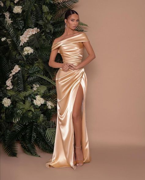 Champagne Gold Satin Dress, Gala Dress Inspiration, Champagne Gold Dress Prom, Gold Dress Bridesmaid, Gold Dresses Formal, Champagne Dress Formal, Fancy Bridesmaid Dresses, Formal Dress Corset, Off Shoulder Satin Dress