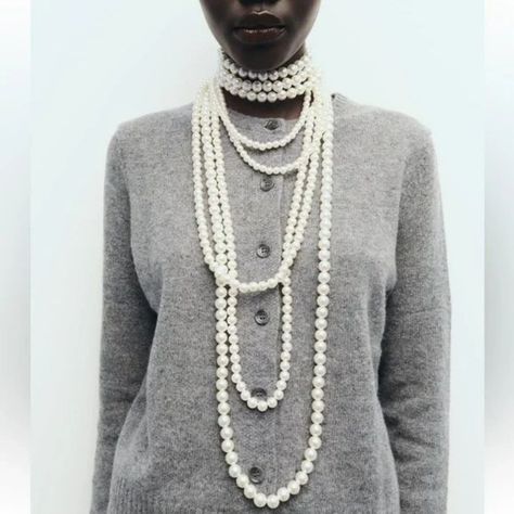 Layered Pearls Outfit, Layered Pearl Necklace Outfit, Long Pearl Necklace Outfit, Necklaces With Pearls, Pearl Necklace Outfit, Zara Necklace, Black Necklace Statement, Wearing Pearls, Layered Pearl Necklace