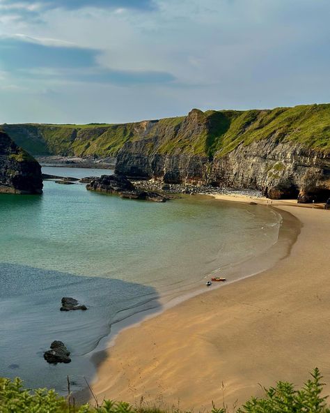 Ireland Beach Aesthetic, Coumeenoole Beach Ireland, Places To Go In Ireland, Summer In Ireland Aesthetic, Life In Ireland, Gaeltacht Ireland Aesthetic, Ireland Summer Aesthetic, Ireland Travel Aesthetic, Ireland Photo Ideas