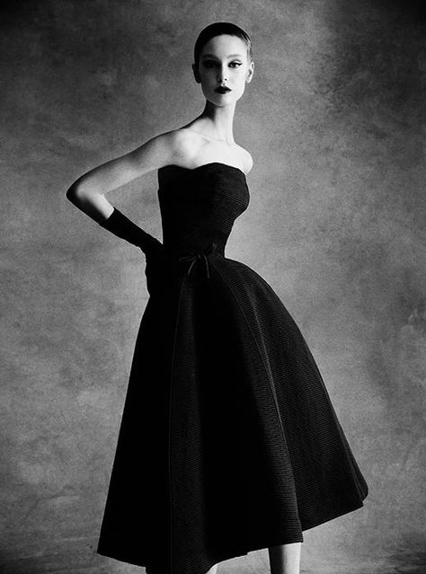 Christian Dior 1947 Corolle Collection Collezione sofisticata e opulenta, speranza e voglia di un ritorno al passato. Vintage Dior Black Dress, New Look Dior, 50's Fashion, Glamour Vintage, Jacques Fath, Baby Dior, Collection Couture, Dior Dress, Patrick Demarchelier