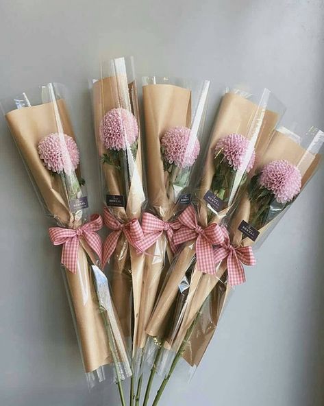 Fotka Single Flower Bouquet, Săpunuri Handmade, Bouquet Box, Flower Bouquet Diy, Gift Bouquet, Bouquet Wrap, Flowers Bouquet Gift, How To Wrap Flowers, Flower Packaging