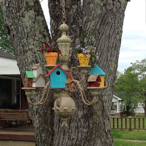 Stylish garden chandelier Ideas (5) Garden Chandelier Ideas, Birdhouse Condo, Garden Art From Junk, Garden Chandelier, Garden Diy Decoration Ideas, Chandelier Planter, Chandelier Makeover, Chandelier Ideas, Old Chandelier