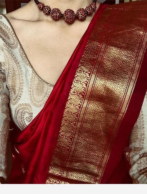 Gold Brocade Blouse, Red Saree Wedding, Red Saree Blouse, Brocade Blouse Designs, Blouses Designs, Brocade Blouse, Indian Bride Outfits, Chanderi Silk Saree, Cotton Silk Saree