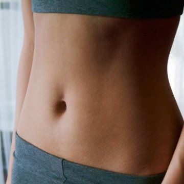 Looking to get a flat, toned stomach? Our expert trainer shares 5 must-do tips for toning up your stomach so you can flaunt your lean abs. These simple tips and tricks are easy lifestyle changes and will give you great results! Shape Magazine, Reduce Bloat, Lose Abdominal Fat, Beginner Pilates, Toned Stomach, Perfect Abs, Pilates Video, Flatter Stomach, Yoga Iyengar