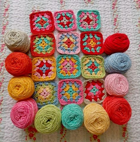 Multicolor Granny Square, Crochet Granny Square Color Combos Colour Schemes, Micro Granny Square, Granny Square Color Ideas, Granny Square Colours, Funky Granny Squares, Granny Square Colour Combinations, Granny Square Color Combos, Crochet Color Combos