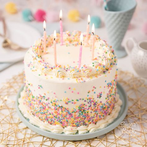 Diy 3rd Birthday Cake, Simple Birthday Cake With Sprinkles, Simple Sprinkle Birthday Cake, Pastel Sprinkle Cake, Vegan Confetti Cake, Simple Girly Cake, Confetti Cake Decoration, Cake Recipes Fruit, Homemade Funfetti Cake