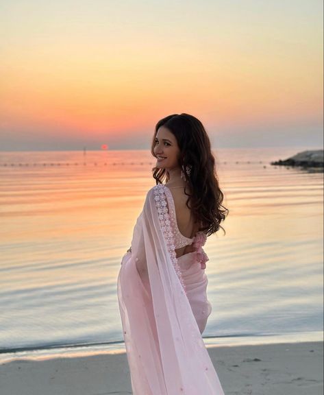 Saree On Beach, Beach Saree Photoshoot, Traditional Dress Poses Instagram, Saree Beach Photoshoot, Saari Poses Photo Shoot, Beach Saree, Graduation Saree, Indowestern Saree, Shakti Mohan