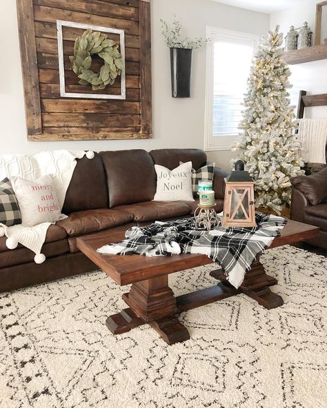 Neutral Living Room Fireplace, Brown Suede Couch Living Room Ideas, Colonial Farmhouse Living Room, Best Rugs For Living Room, Dark Brown Sofa Living Room, Brown Leather Sofa Living Room, Dark Brown Couch, Dark Brown Couch Living Room, Leather Couch Living Room Decor