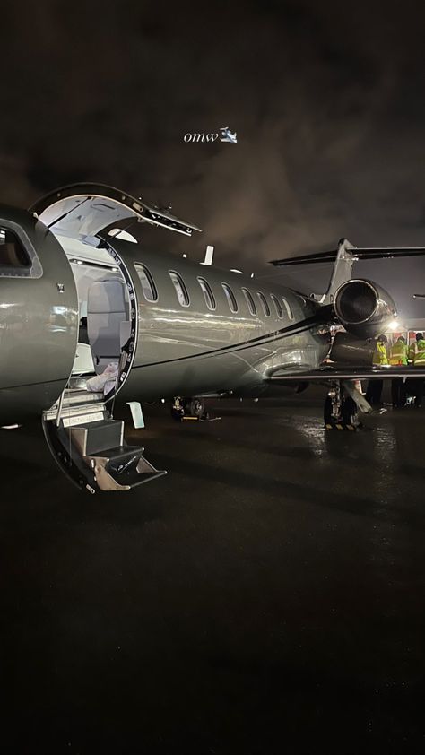 Luxury Items Aesthetic, Private Jet Wallpaper, Jets Privés De Luxe, Black Limousine, Freetime Activities, Jet Privé, Fotografi Iphone, Life Vision Board, Rich Girl Lifestyle