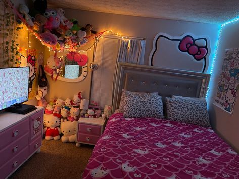 Casa Disney, Hello Kitty Room Decor, Hello Kitty Decorations, Hello Kitty Bedroom, Hello Kitty Rooms, Pink Room Decor, Chill Room, Cute Bedroom Ideas, Pinterest Room Decor