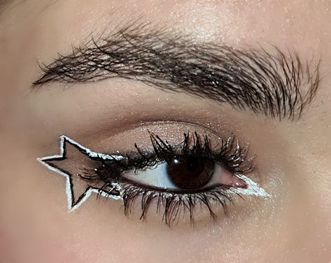 Silver Star Makeup, Swirl Eyeliner, White Star Makeup, Eyeliner Daily, Black And White Graphic Liner, Black And White Eyeliner, Ny Makeup, Eyeliner Graphic, Edgy Editorial