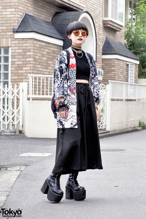 Harajuku Kimono Style, Kimono Harajuku Outfit, Black And White Harajuku Fashion, Gothic Japanese Street Fashion, Japanese Street Fashion Black, Casual Kimono Street Styles, Scottish Punk Fashion, Dark Colorful Outfits, Colorful Modest Fashion