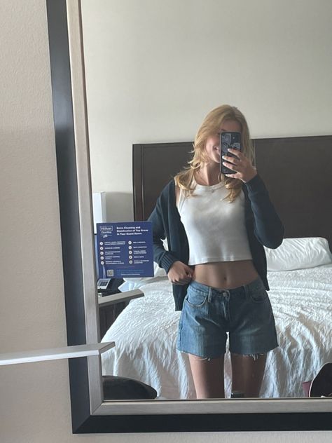 Low Waist Jean Shorts Outfit, Low Waisted Long Shorts, Low Waisted Bottoms, Denim Short Shorts Outfit, Denim Shorts Low Waist, Low Waisted Jean Shorts Outfit, Small Shorts Outfit, Low Rise Shorts Aesthetic, Low Waist Shorts Outfit Aesthetic