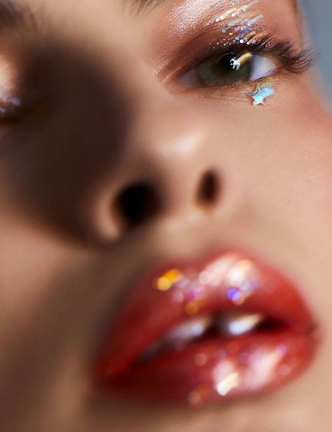 Glitter Make-Up Looks To Sparkle From Dusk Till Dawn | Follow Berruby's for more ideas! Smeared Makeup Aesthetic, Beauty Photography Creative, Glitter Photoshoot, Shine Photography, Christmas Editorial, Valentino Beauty, Beauty Portraits, Fashion Beauty Photography, Holiday Makeup Looks
