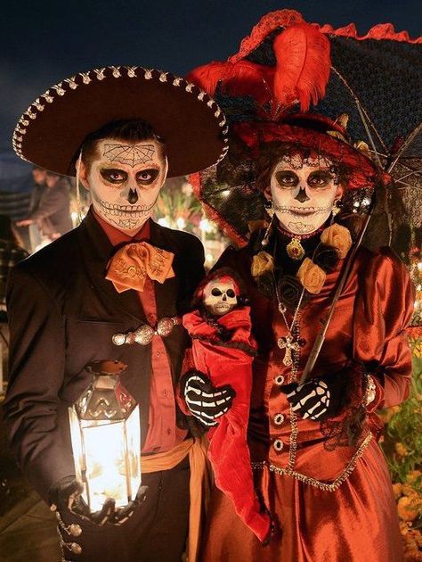 Dia De Los Muertos Couple Costume Ideas, Day Of The Dead Couple Costume, Partner Costumes, Den Mrtvých, Sugar Skull Painting, Mexico Day Of The Dead, Day Of The Dead Party, Dead Makeup, Day Of The Dead Art