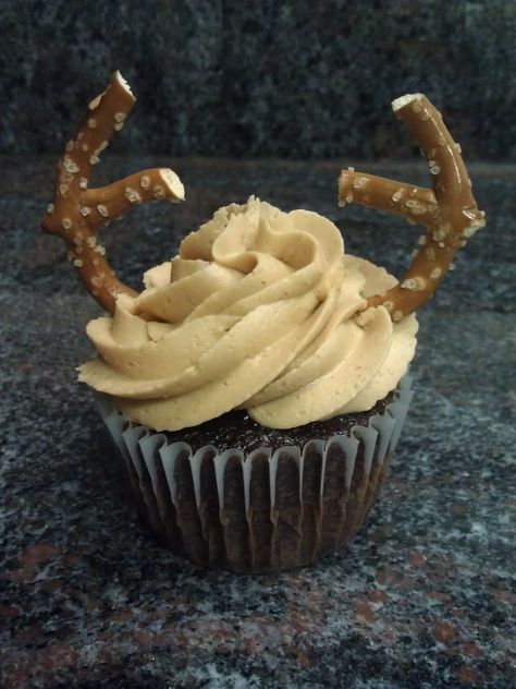 Deer Hunting Desserts, Hunting Theme Snacks, Deer Shaped Food, Deer Themed 2nd Birthday Party, Deer Hunting Cupcakes, Deer Hunting Birthday Party Theme Camo, Elk Birthday Party, Hunting Themed Desserts, Hunting Birthday Cupcakes