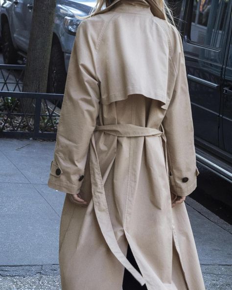 If it ever stops raining, I’ll be swapping out my shoes. But for now I’ll just be in ➡️ these trenches! #Linkinbio for 8 new ways to style trench coats this season. #vetted #vettedmag #trenchcoats #styleinspiration #styleguide #fashiondesigner #fashionmagazine #pleasestopraining Coat With Belt, Trench Coat Style, Classic Trench Coat, Perfect Coat, Zara Women, Zara United States, Lapel Collar, Work Fashion, Outerwear Women