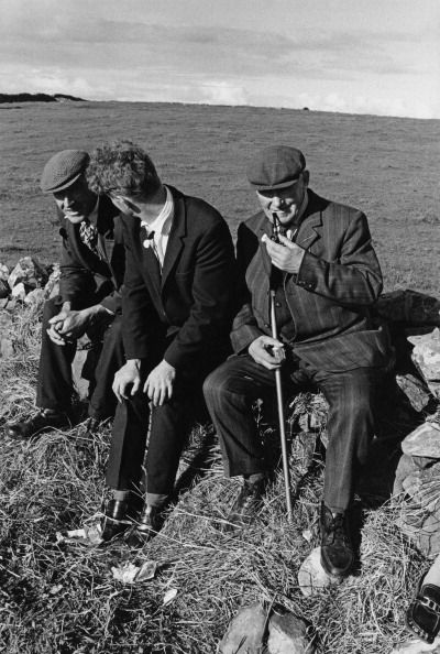 Three men stop for a chat and a smoke, Ireland, 1974. Dublin Ireland Fashion, Jill Freedman, Bill Brandt, Backpacking Ireland, Ireland Fashion, Ireland Hotels, Ireland Weather, Irish Clothing, Ireland History
