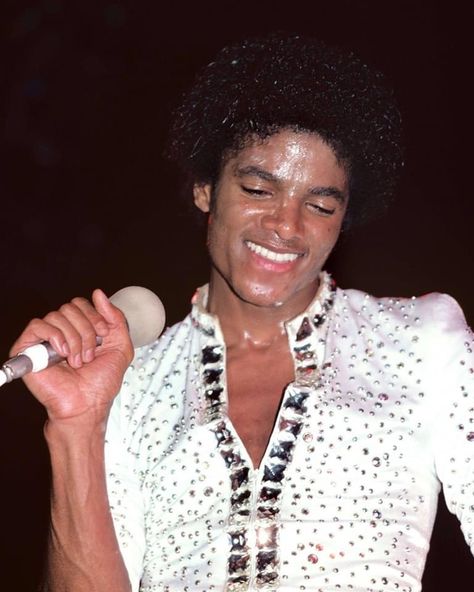 Michael performing during the Jacksons Destiny Tour at the Municipal Auditorium in New Orleans on October 3, 1979. Photo by Ebet Roberts Tumblr, Off The Wall Era, Michael Jackson Tour, Michael Jackson Hot, Phoebe Cates, Carolyn Jones, Michael Jackson Art, Vincent Price, Michael Jackson Bad