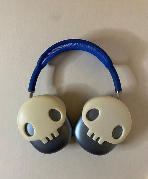 Cool Headphones Design, Cool Headphones Aesthetic, Cool Microphones, Goth Headphones, Moon Headphones, Painted Headphones, Headphones Decor, Headphones Decoration, Headphone Decor