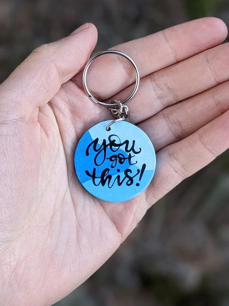 Hand Painted Keychain Ideas, Keychain Painting Ideas, Clay Keychain Ideas, Campground Crafts, Chain Art, Paint Keys, Diy Magnets, Keychain Ideas, Clay Keychain