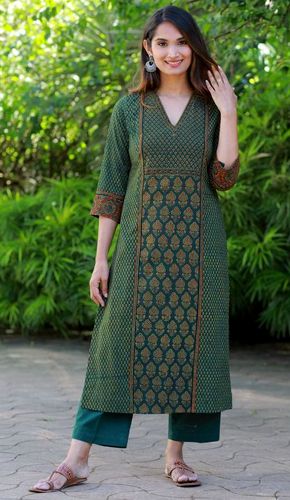 Elevate your style with this Forest Green Ajrakh Printed Kurta. Its tea-length design, V-shaped neck, and below-elbow-length sleeves make it a perfect blend of elegance and comfort, ideal for various occasions. Printed Kurta Neck Design Latest, Kurti Neck Designs Latest Fashion, V Neck Kurti Design, Kurti Design Latest, A Line Kurti Designs, Short Kurti Designs, Printed Kurti Designs, Chudidar Designs, Simple Frock Design
