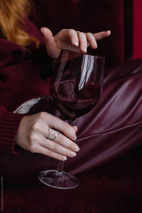 Hands with delicate manicure of unrecognizable woman holding glass of red wine Tumblr, Delicate Manicure, Drinking Wine Photography, Wine Glass Photography, Wine Pics, Women Drinking Wine, Leg Reference, Glass Of Red Wine, Glass Photography