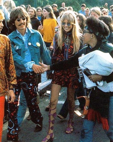 George Harrison and Pattie Boyd visiting Haight-Ashbury in San Francisco, August 7, 1967 ✨ • • #georgeharrison #pattieboyd #summeroflove… Mundo Hippie, Fashion Fotografie, 1960s Hippie, 1970s Art, Pattie Boyd, 60s Hippie, Moda Hippie, Mode Retro, Hippie Movement