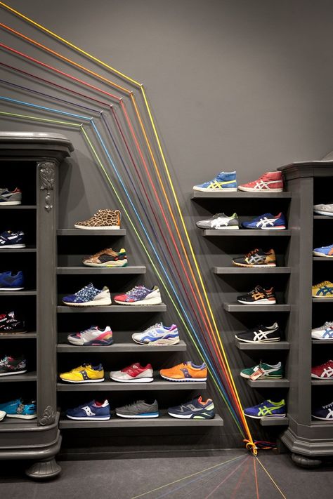 Run Colors Sneaker Shop - Picture gallery 1 Zapaterias Ideas Shoe Stores, Shoe Store Design Retail, Shoes Display, Shoe Store Design, Unique Shoe, Clothing Store Interior, Shoe Wall, Shoe Room, Clothing Store Design