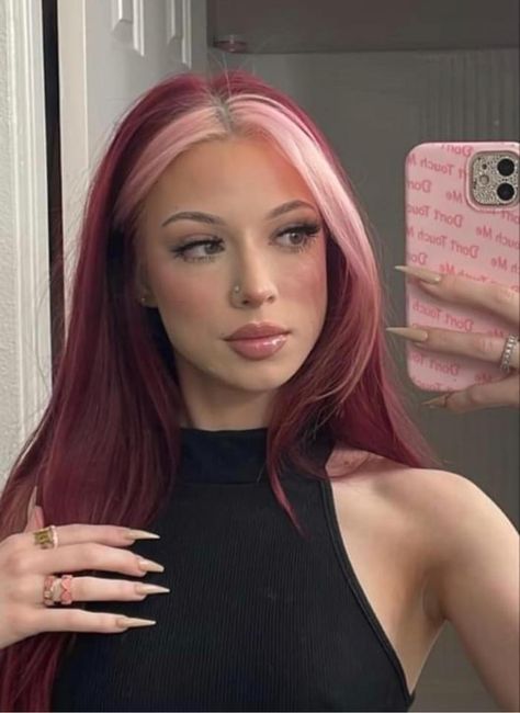 Pink money piece with raspberry all over Hair Does, Pink And Red Hair, Pink Hair Streaks, Chi Hair, Pink Streaks, Red Blonde Hair, Pink Hair Dye, Prettiest Celebrities, Wine Hair