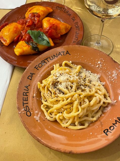 #italy #italianfood #italytrip #italyplanning #italytravelinspiration #italytraveltips #rome #roma #romeitaly #italiansummer #summer #pasta Essen, Pasta In Italy Aesthetic, Italian Childhood, Italy Abroad, Rome Italy Food, Pasta Roma, Rome Italy Aesthetic, North Italia, Food In Italy