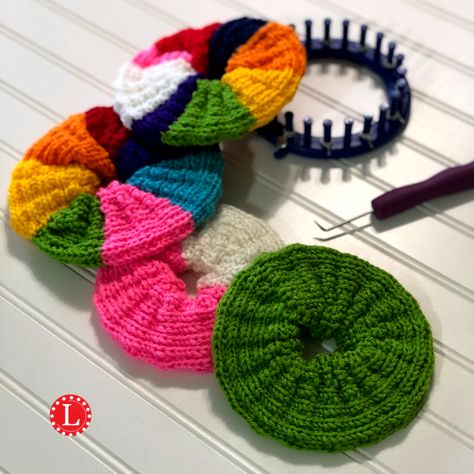 Loom knit a batch of scrunchies with a step by step video tutorial that even a beginner can follow. This pattern is made up of just knits and purls and if you don't know how to do that - just watch the video. Couture, Loom Knitting Scrunchies, Loom Scrunchies, Loom Knit Scrunchies, How To Loom Knit For Beginners, Loom Knit Projects, Looming Projects For Beginners, Knitting Loom Projects, Loom Knitting For Beginners