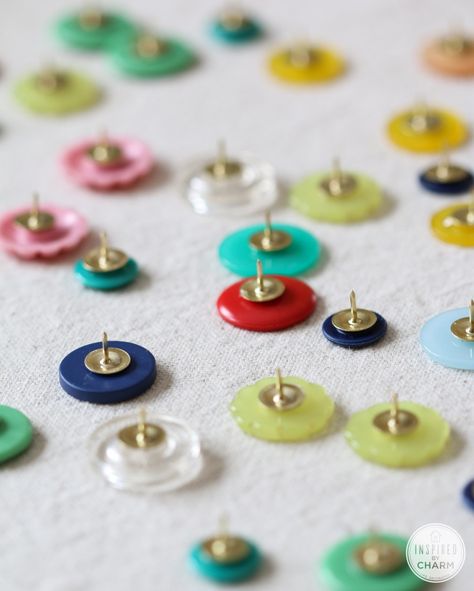 Insanely simple, but totally adorable - DIY Button Thumb Tacks | I have so many… Button Crafts, Diy Bulletin Board, Inspired By Charm, Diy Buttons, Button Art, Crafty Craft, Diy Projects To Try, Crafts To Do, Craft Gifts