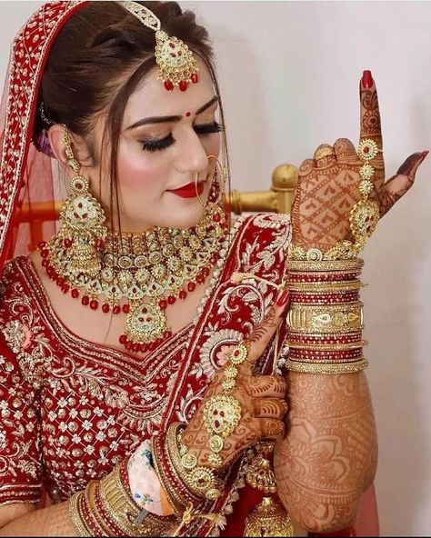 Sadi Pose Indian Fashion, New Dulhan Pose, Dulhan Pic, Wedding Dulhan Pose, Haldi Poses For Bride, विवाह की फोटोग्राफी की मुद्राएं, विवाह की दुल्हन, Indian Wedding Album Design, Wedding Outfits Indian