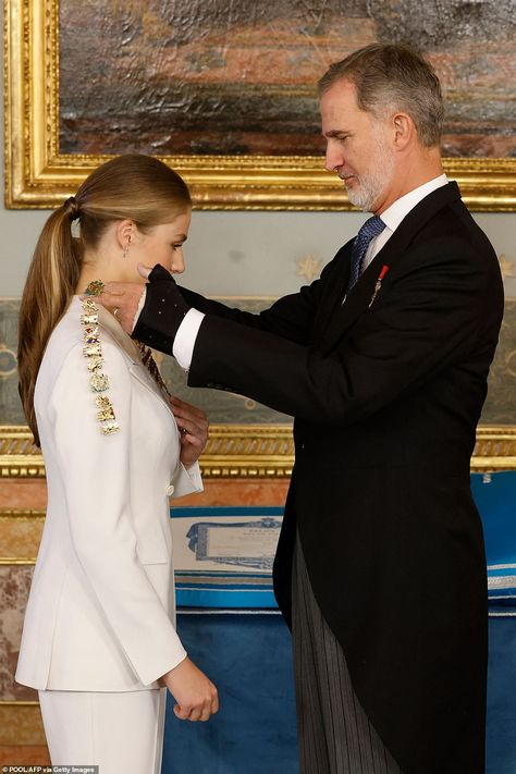 Spanish Royalty, Princess Leonor 2023, 18th Birthday Dinner, Leonor Princess Of Asturias, Spanish People, All The Princesses, Princess Of Spain, Queen Princess, Honor Guard