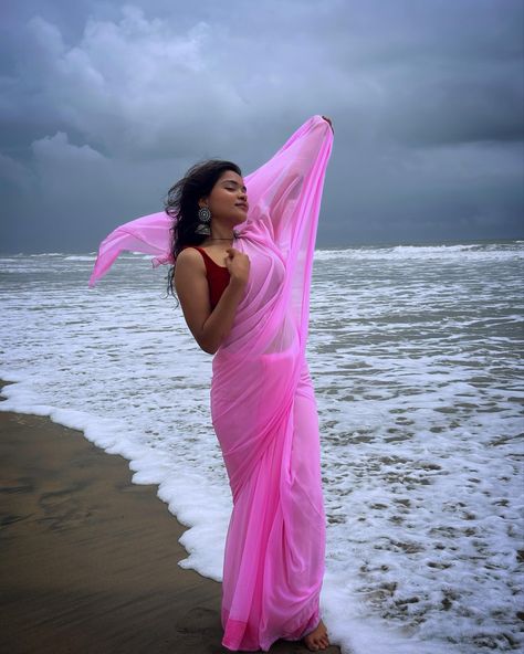 Saree on a beach Saree On Beach, Saree Beach Photoshoot, Beach Saree, Captions Photography, Saree Captions, Creative Beach Pictures, Saree Shoot, Trisha Photos, Sleeveless Blouse Designs