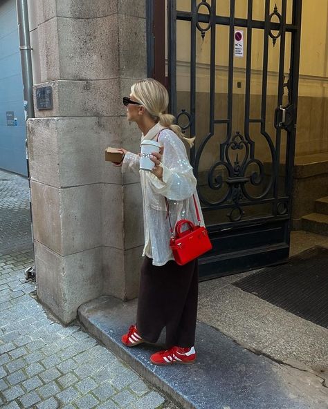 Olivia Anna-Catharina T (@oliviatps) • Fotos e vídeos do Instagram Red Adidas Outfit, Red Sneakers Outfit, Festive Outfit Ideas, Red Shirt Outfits, Casual Christmas Outfits, Adidas Gazelle Outfit, Red Shoes Outfit, Cute Going Out Outfits, Christmas Outfit Casual