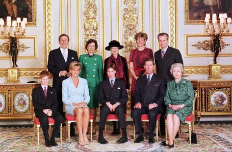 Official Portrait, Princesa Elizabeth, Royal Family Portrait, Young Queen Elizabeth, Lady Susan, Princess Diana Photos, Prince Williams, Prince William And Harry, Charles And Diana